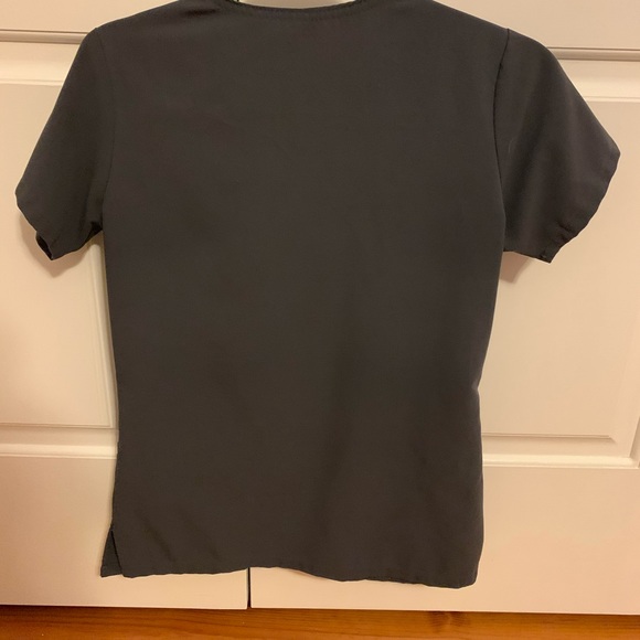 Gray scrub top and scrub pants - Picture 2 of 5